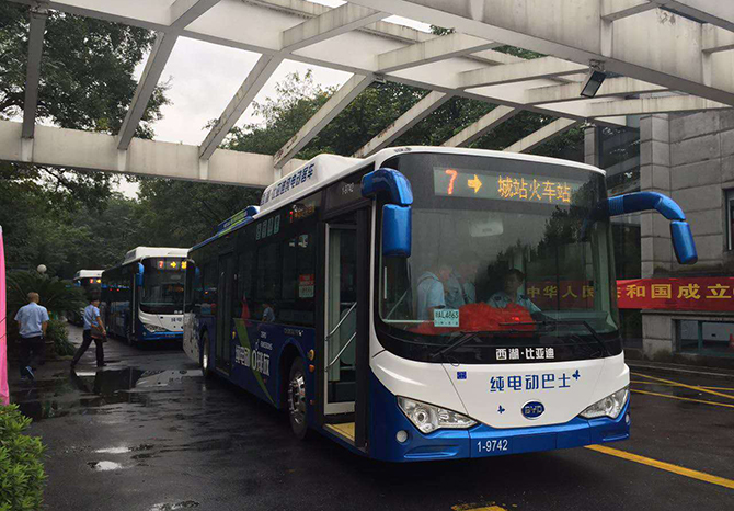 预计到2025年,杭州全市范围内运行的公交车届时将全部逐步更新替代为