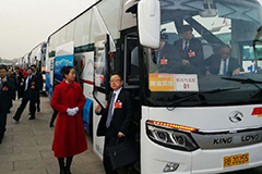 两会代表上下车